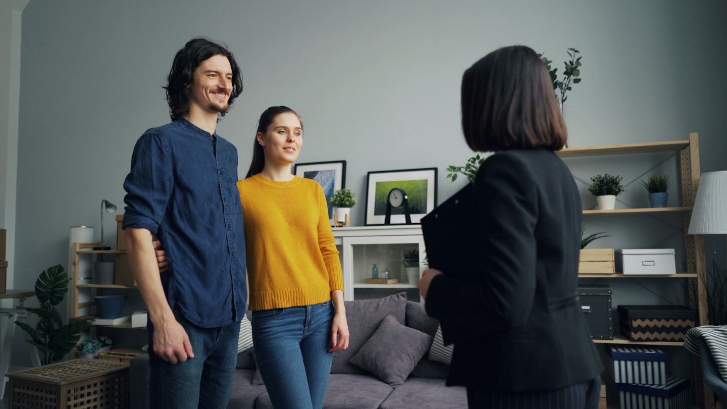 Kinnisvaramaakler näitab sisustamata kodu paarile.